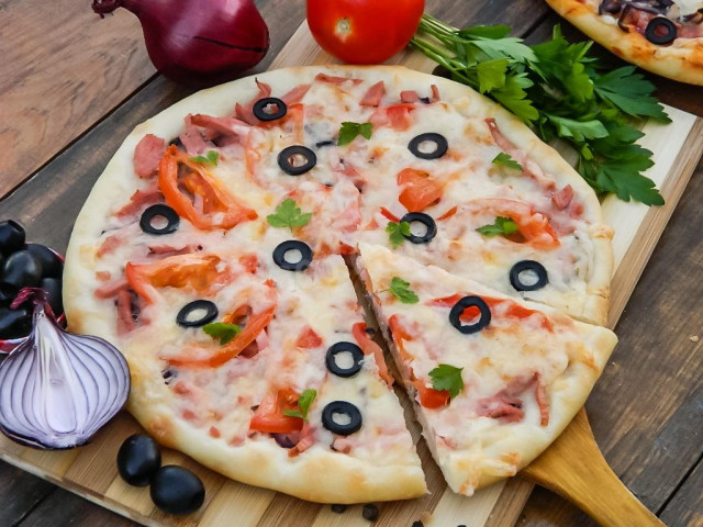 Домашня піца в духовці з ковбасою класична рецепт з фото покроково і відео 