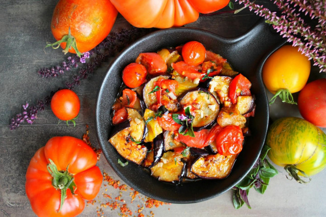 Баклажани на сковороді з часником і помідорами швидко рецепт з фото покроково і відео 