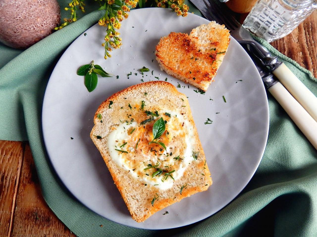 Яйце в хлібі на сковороді рецепт з фото покроково і відео 