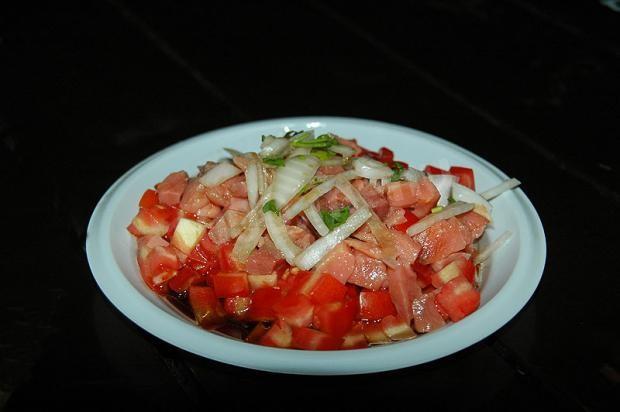 Салат з копченою червоною рибою і зеленим горошком рецепт з фото 