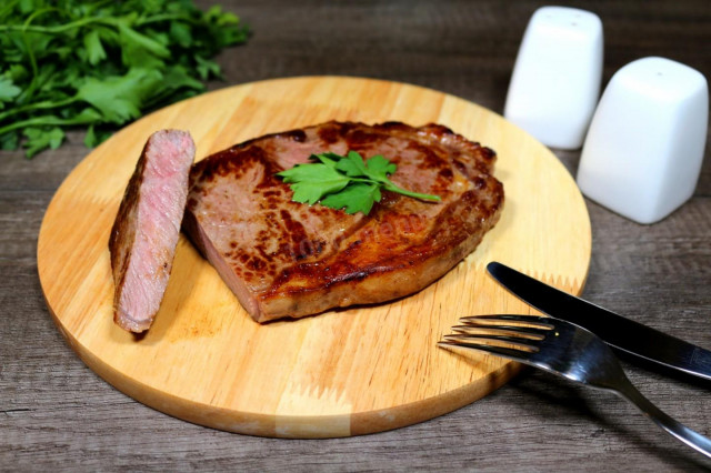 Стейк з мармурової яловичини на сковороді рецепт з фото покроково 