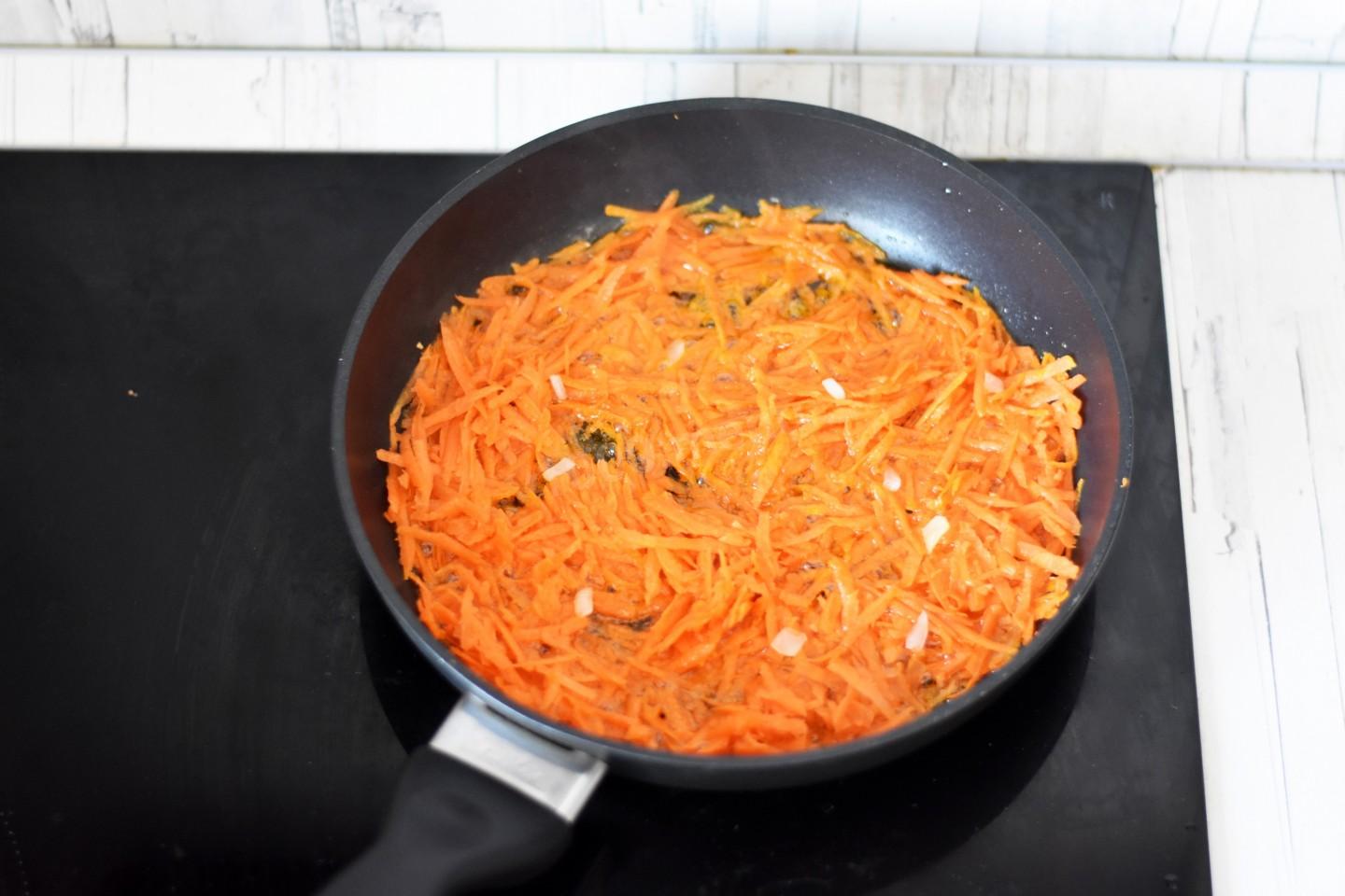 Обжарить печень с морковью и луком. Печень с луком и морковью на сковороде. Морковь с луком тертая. Обжарить лук с морковью и печенью. Лук и морковь на сковороде.