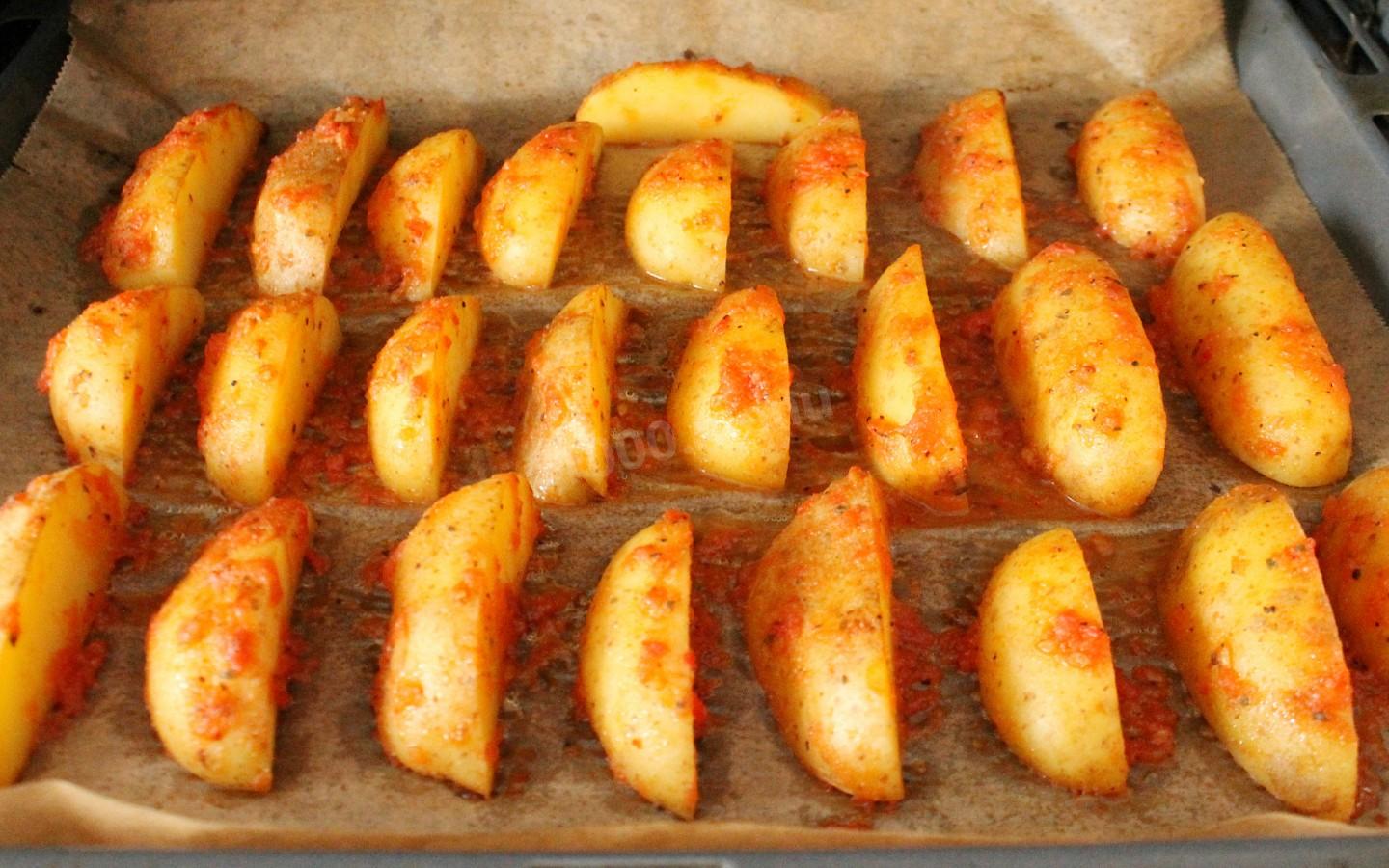 Сколько по времени запекается картошка в духовке. Картошка молодая в духовке в кожуре. Картошка в кожуре запеченная в духовке. Запечённый картофель половинками в кожуре духовке. Маленькая картошка в духовке с кожурой.