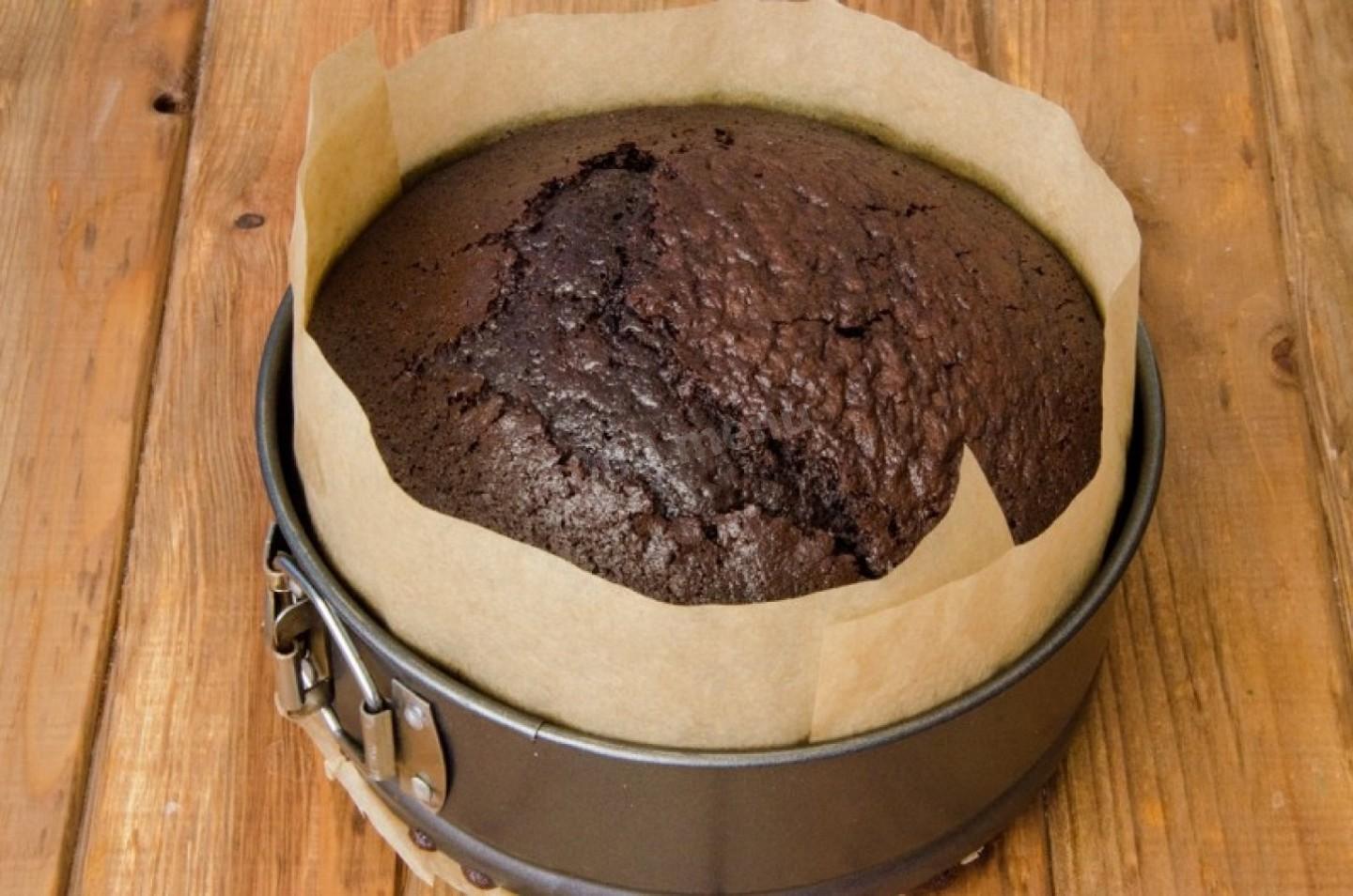 Сколько выпекать торт. Выложите шоколадное тесто в форму. Шоколадный бисквит в форме. Шоколадный пирог тесто. Пирог с кипятком и какао.