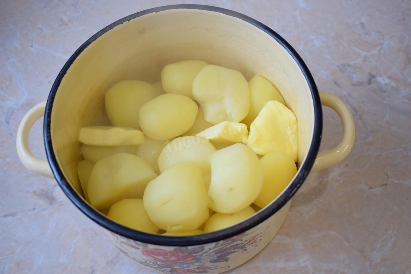 Картофель в горячую воду. Блендер для пюре из картошки. Погружной блендер для картофельного пюре. Толченка блендером. Измельченный картофель залитый водой.