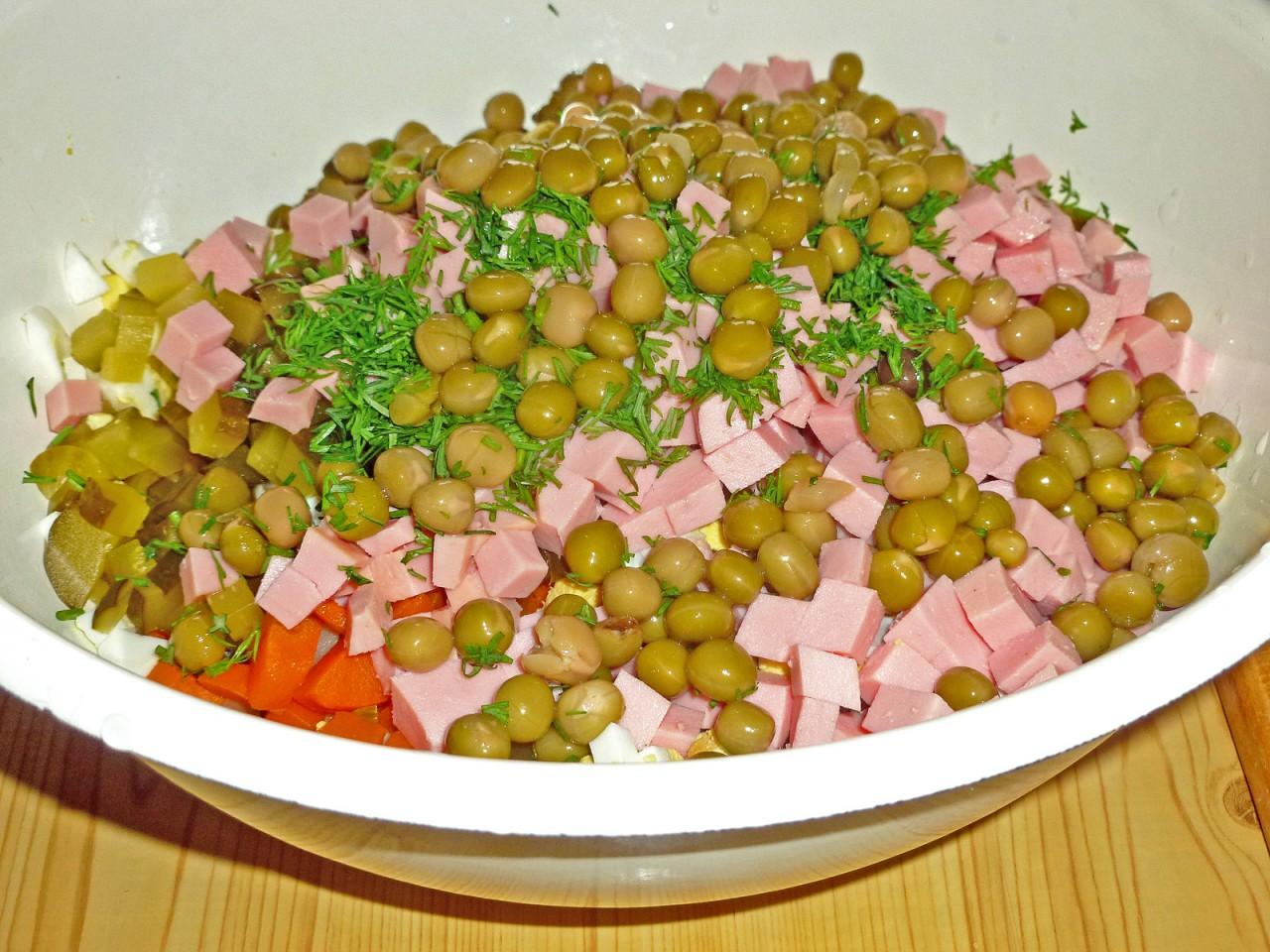 Приготовить оливье с колбасой и солеными