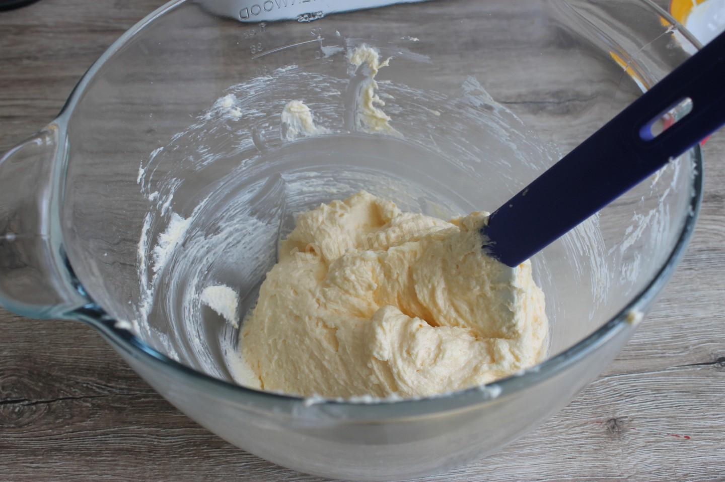 Положить тесто в масло. Масло взбить с сахаром. Масло и сахар. Песочное тесто сливочное масло взбивают с сахаром. Мука маргарин.