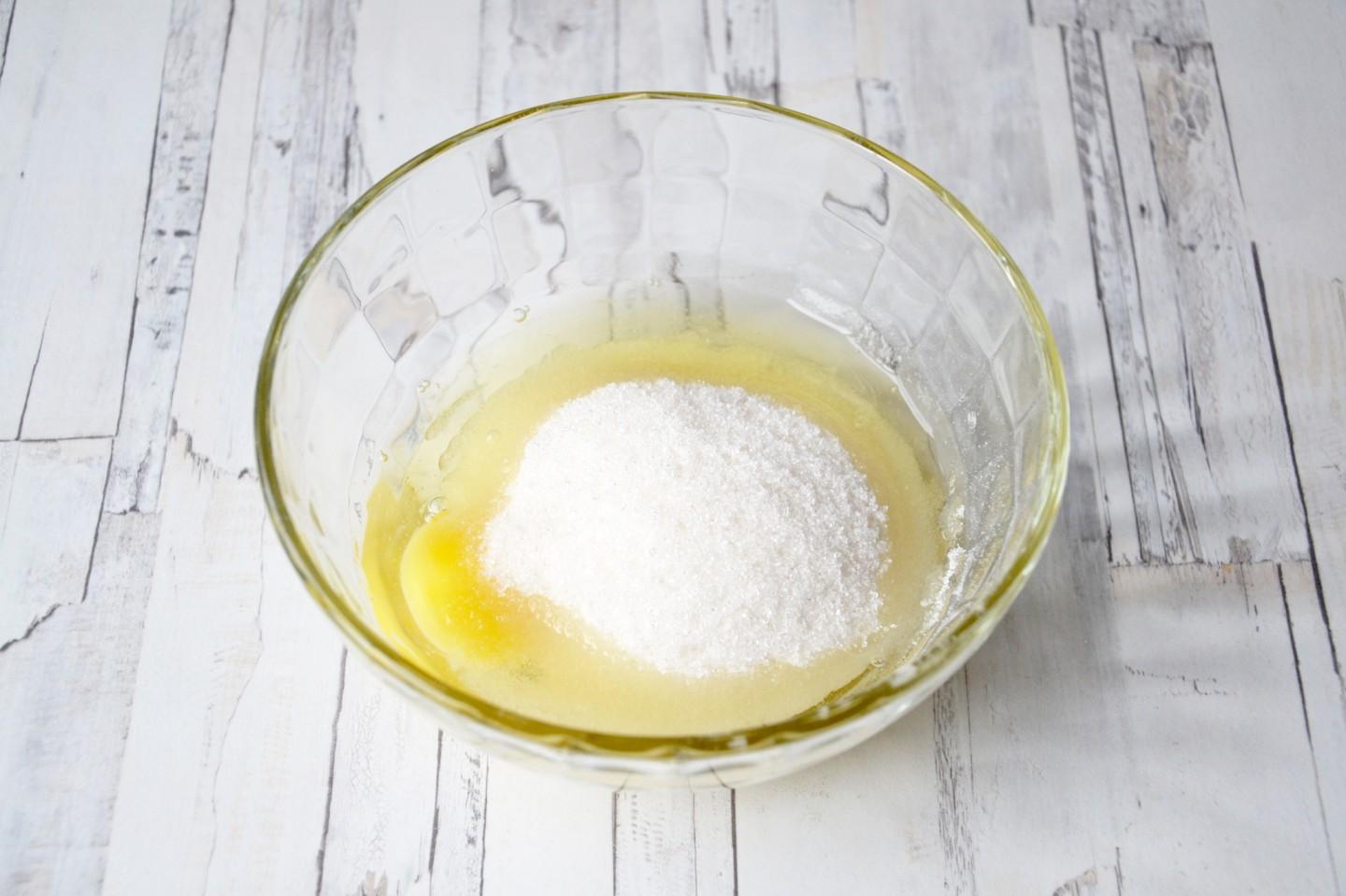 Сахар растительное стакан. Растереть желтки с сахаром. Желтки с сахаром добавляем муку. Взбитые яйца с сахаром. Яичные желтки взбиваются с сахаром.