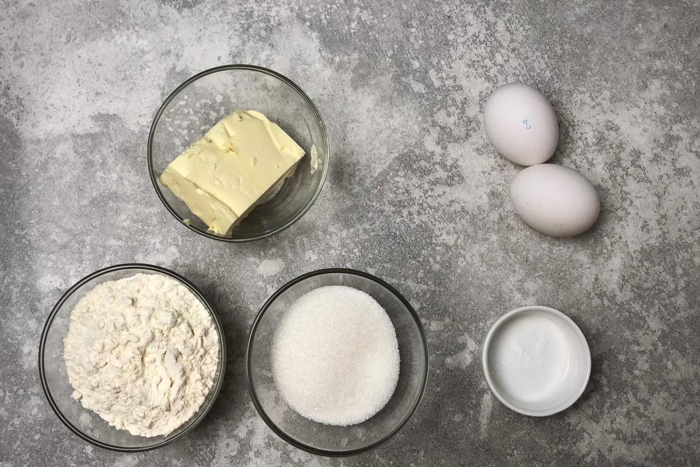 Тесто 2 яйца и мука. Ингредиенты для вафель. Подготовка яиц для приготовления теста. Продукты для приготовления вафельного теста. Картинка Ингредиенты для вафельного теста.