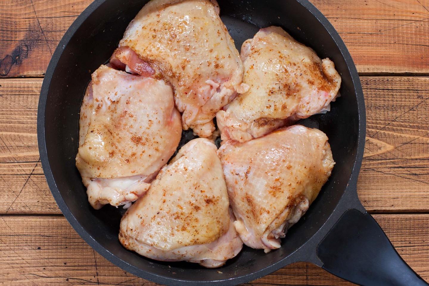 Курица на сковороде рецепты с фото. Куриные бёдра на сковороде. Жареные куриные бедра на сковороде. Куриные бёдрышки на сковороде. Бедро куриное жареное.