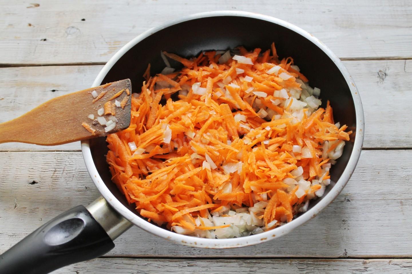 Пассировка лука и моркови