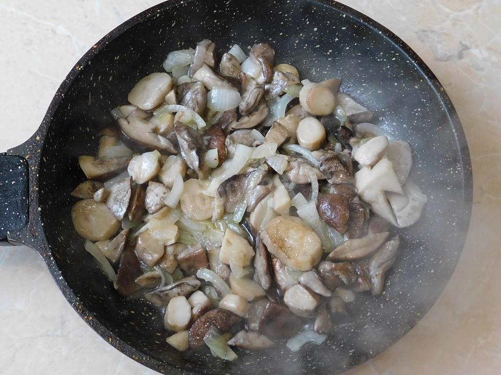 Как готовить грибы свежие на сковороде. Жареные белые грибы с луком. Грибы жареные пошаговый. Грибы с луком на сковороде. Жареные грибы с луком на сковороде.