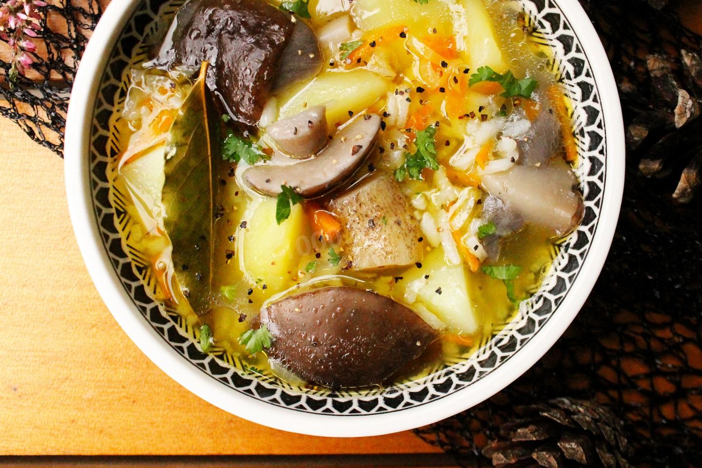 Суп из подберезовиков. Рисовый грибной суп. Грибной суп из Обабков. Грибной суп из подберезовиков. Суп с грибами и рисом.
