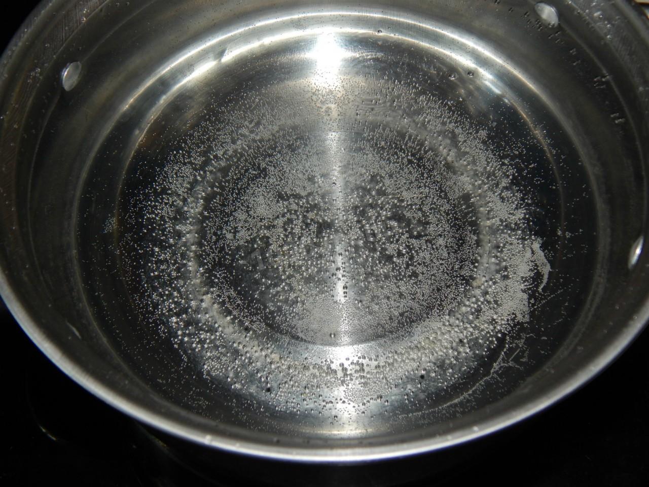 Кипящая соль. Налить воду в кастрюлю. Кастрюля с водой. Соленая вода в кастрюле. Вода с сахаром в сотейнике.