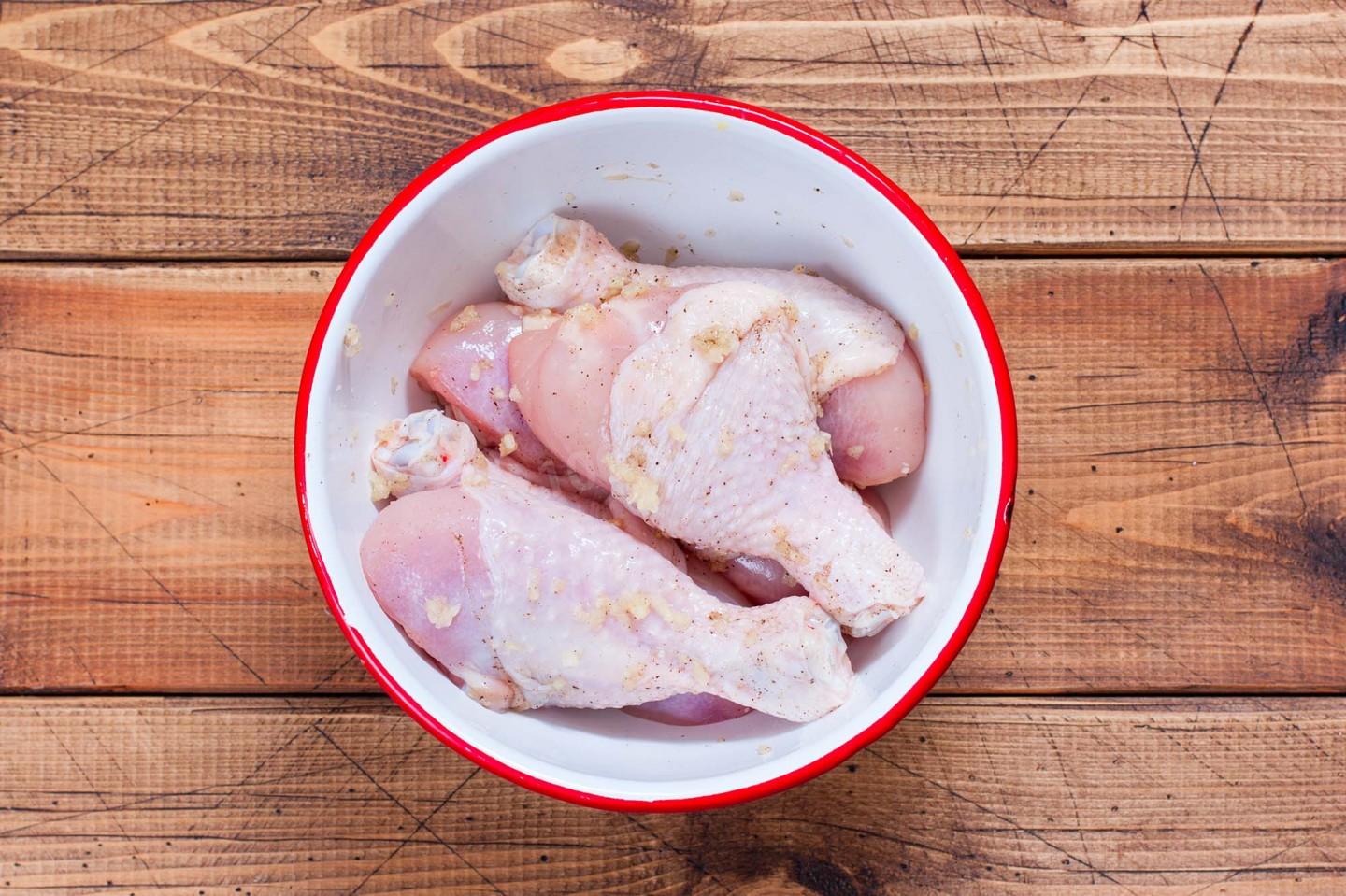 Чесночная курица на сковороде. Ножка куриная. Куриные голени на сковороде. Куриное бедро и голень в маринаде.