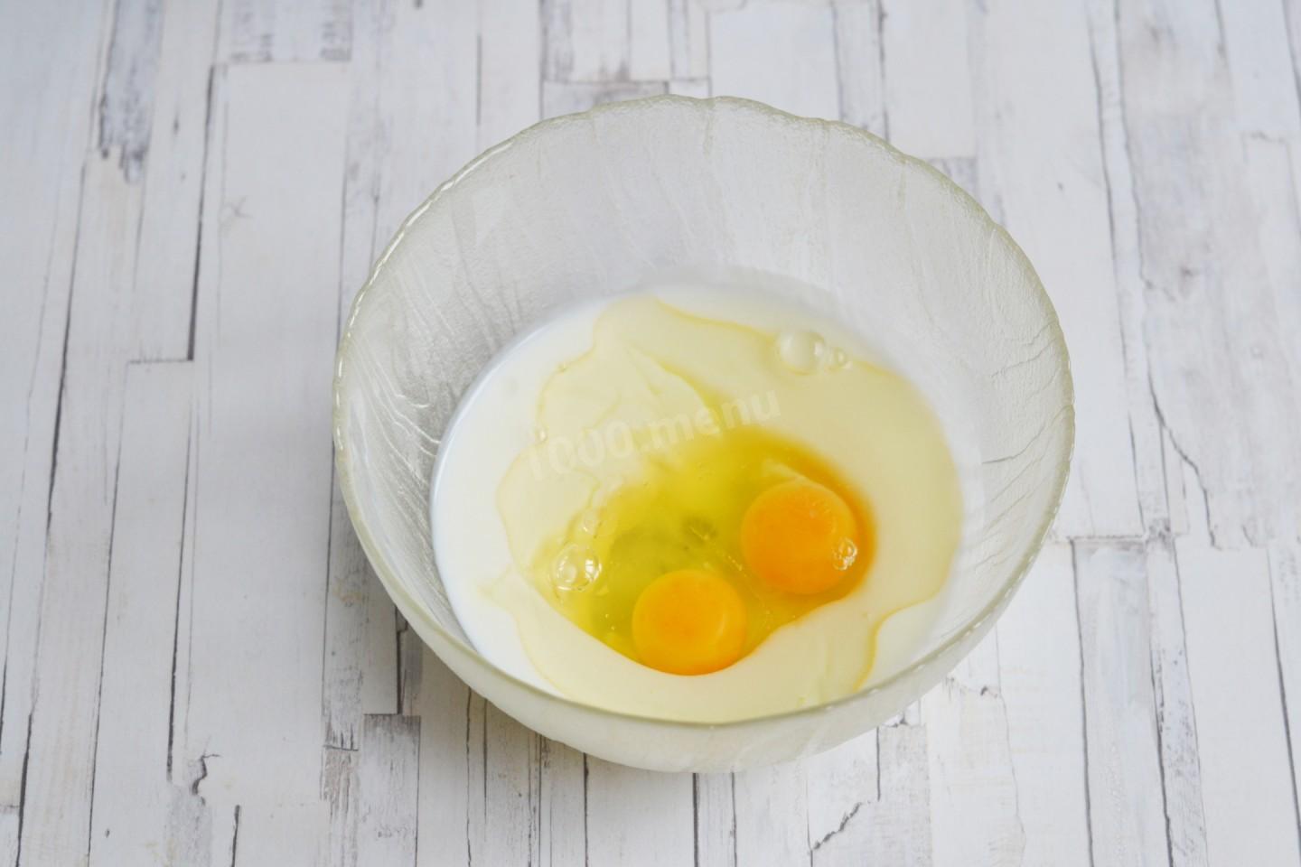 Яйцо взбитое с маслом. Яйца в миске. Взбить желтки в миске. Венчик для яиц. Яйца с сахаром.