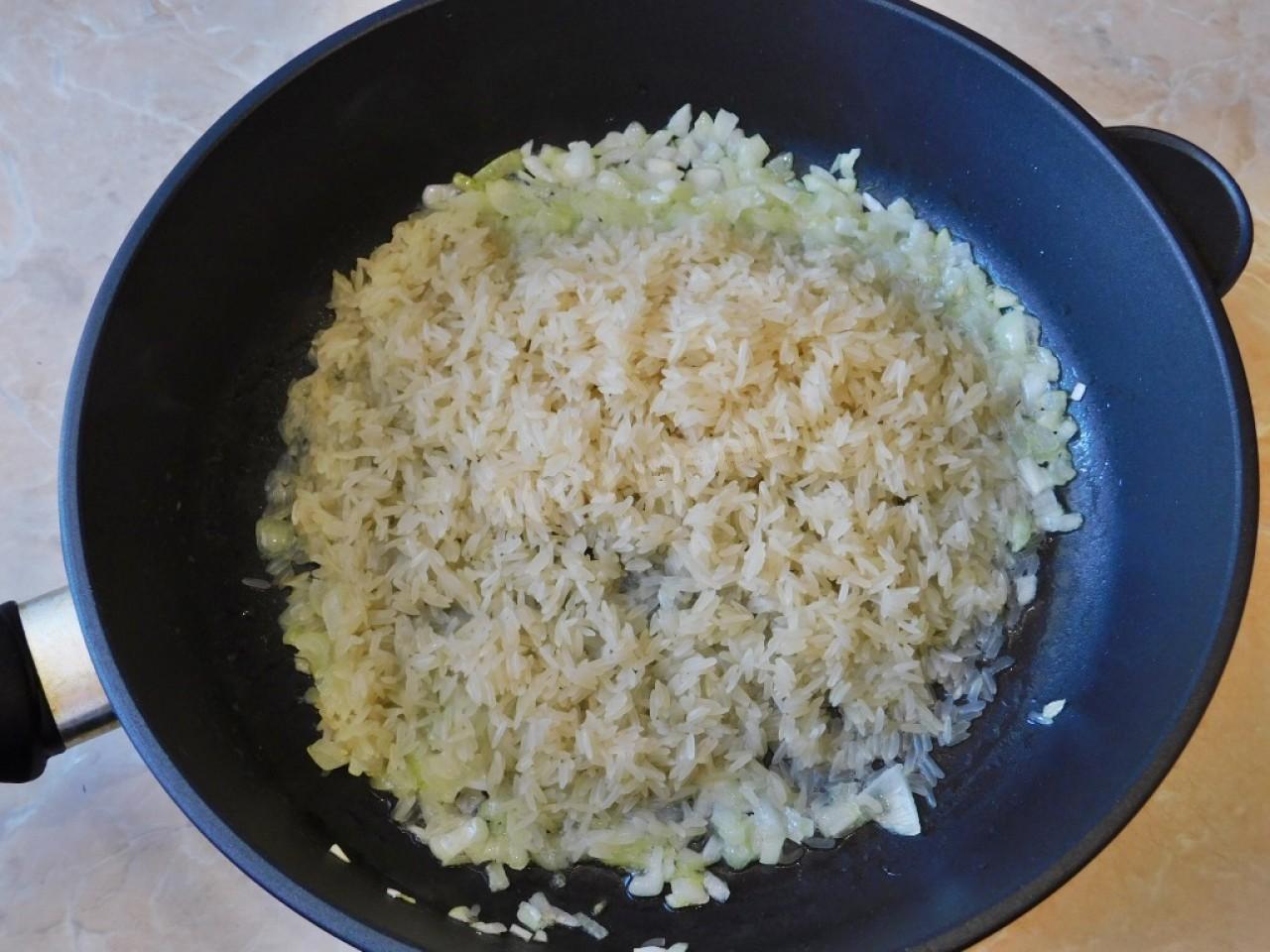 Рис на сковороде простой рецепт. Рис на сковороде рассыпчатый. Рис в сковородке. Рис рассыпчатый на гарнир в сковороде. Рис на гарнир рассыпчатый в кастрюле.