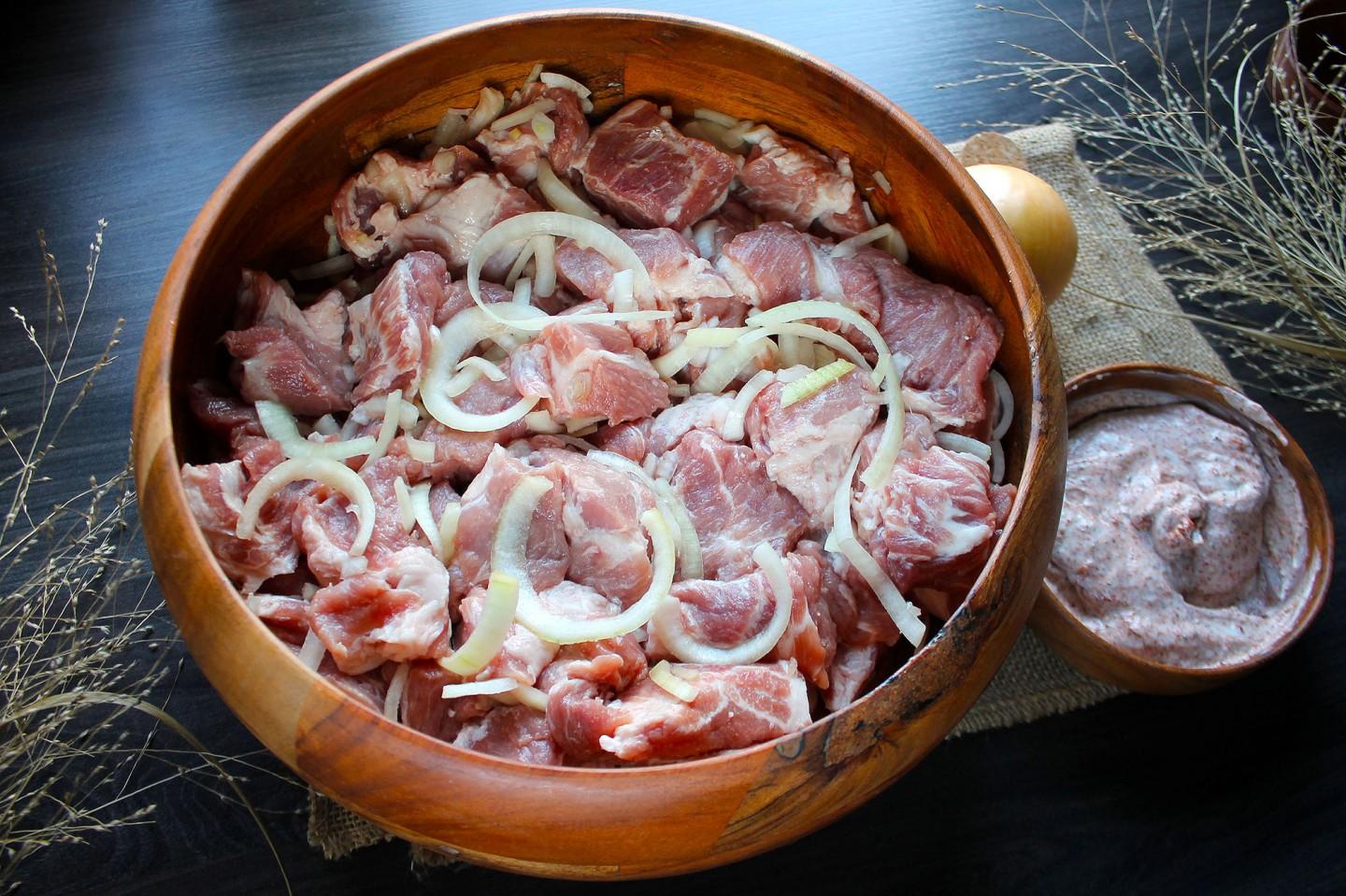 Шашлык за час из свинины быстро. Армянский шашлык Мариновка. Маринад для шашлыка. Мясо в маринаде для шашлыка. Мясо для шашлыка из свинины.