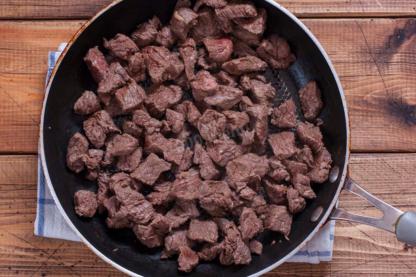 Рецепт мяса по кремлевски говядины в казане. Ингредиенты для лагмана из говядины. Лагман с мясом. Ингредиенты для лагмана из говядины в казане. Нарезанное мясо для лагмана.