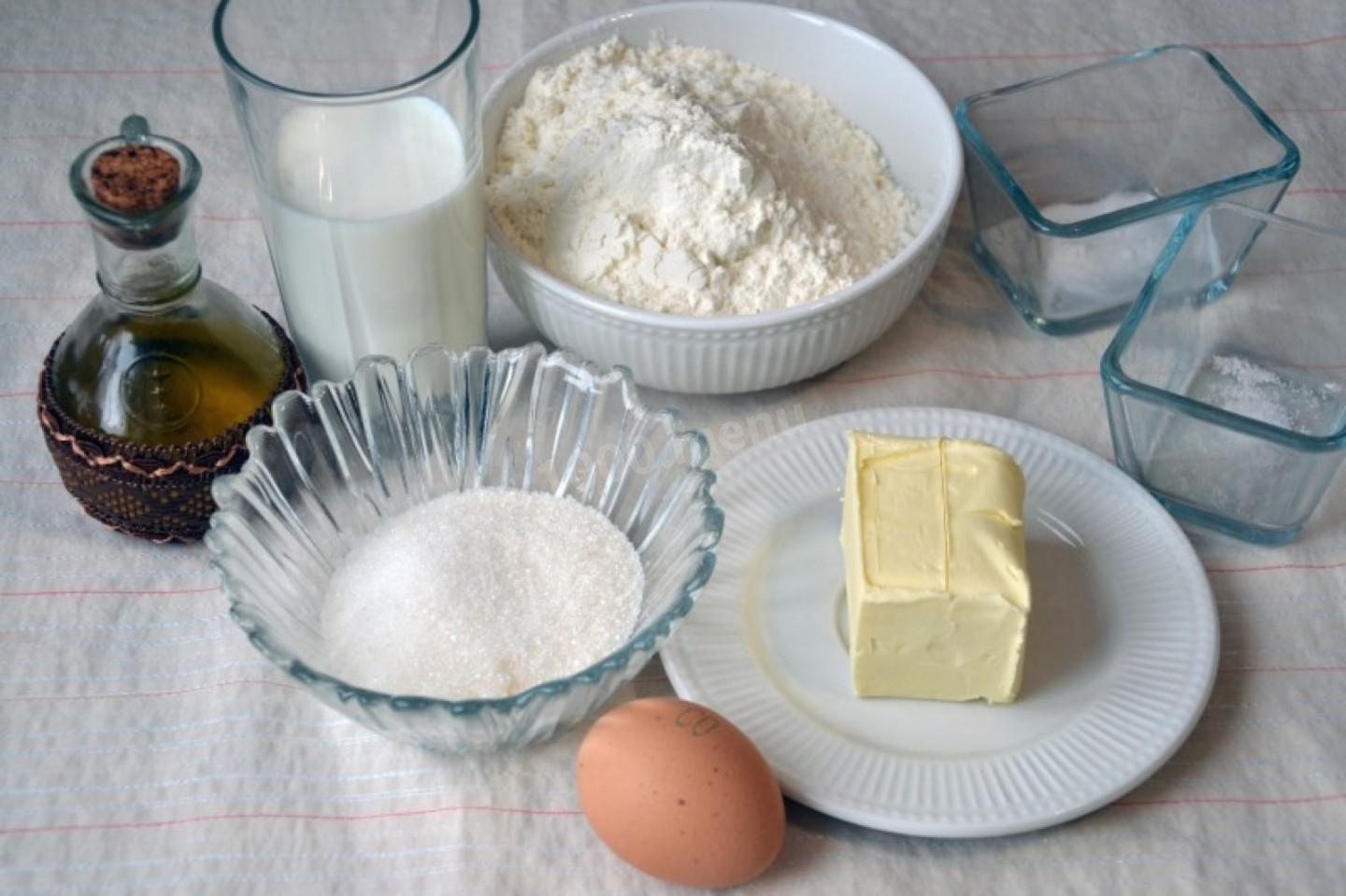 Наполеон молоко масло сливочное. Ингредиенты для торта Наполеон. Тортятамука сахармасла молоко. Сливочное масло и сахар на сковороде. Манник из яйца молока муки и сахара.