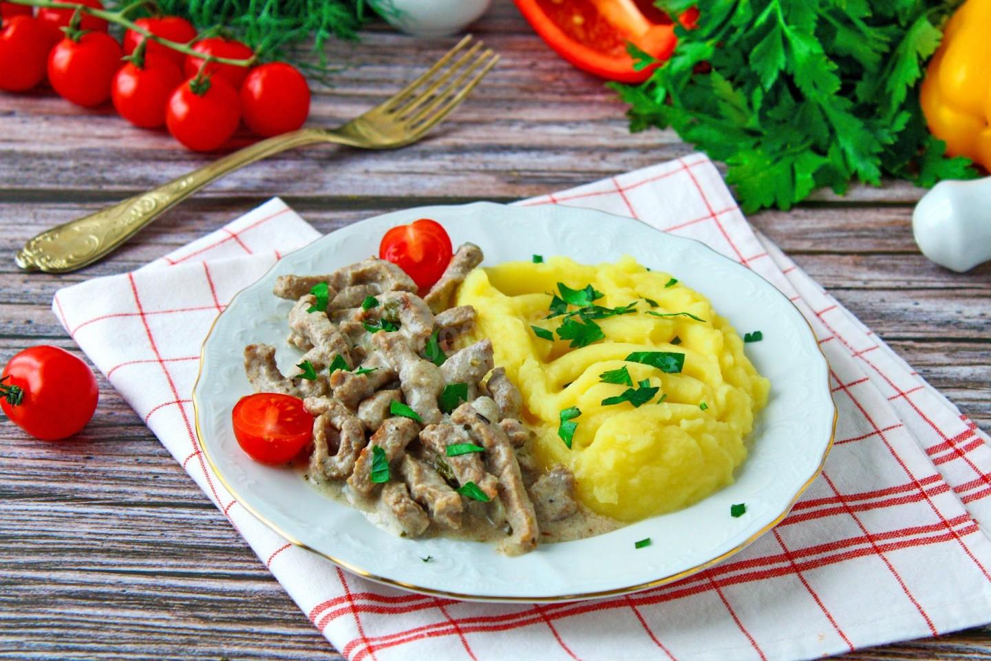 Бефстроганов классический рецепт с фото. Bœuf Stroganoff. Бефстроганов 4к. Хачапури бефстроганов. Бефстроганов гарнир фри.