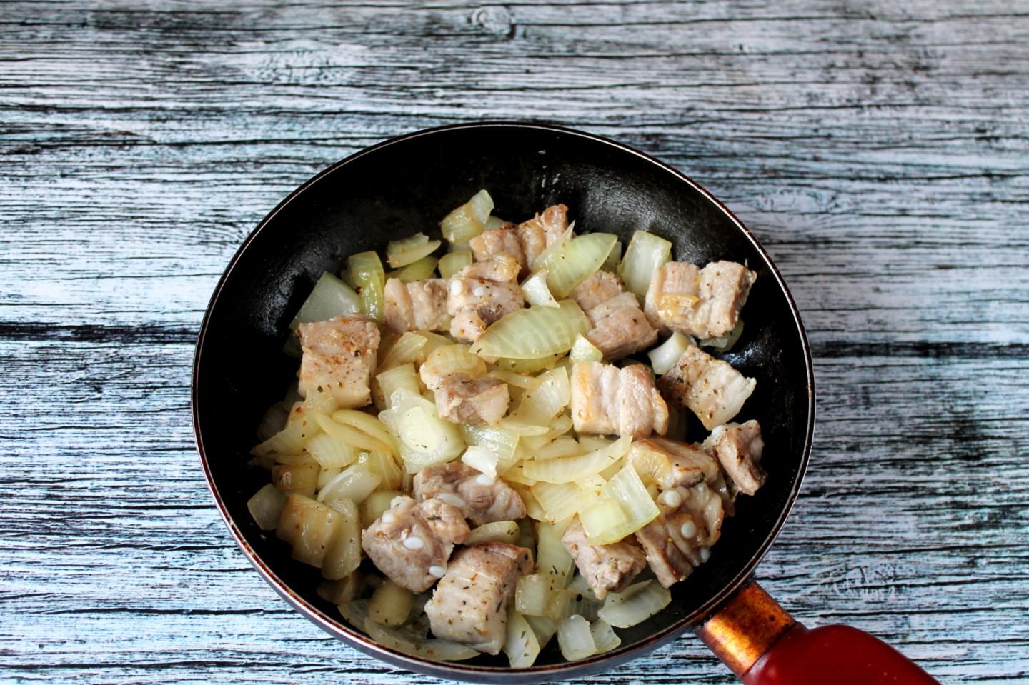 Мясо с луком на сковороде. Свинина на сковороде с луком. Мясо жареное на сковороде с луком. Свинина жареная с луком.