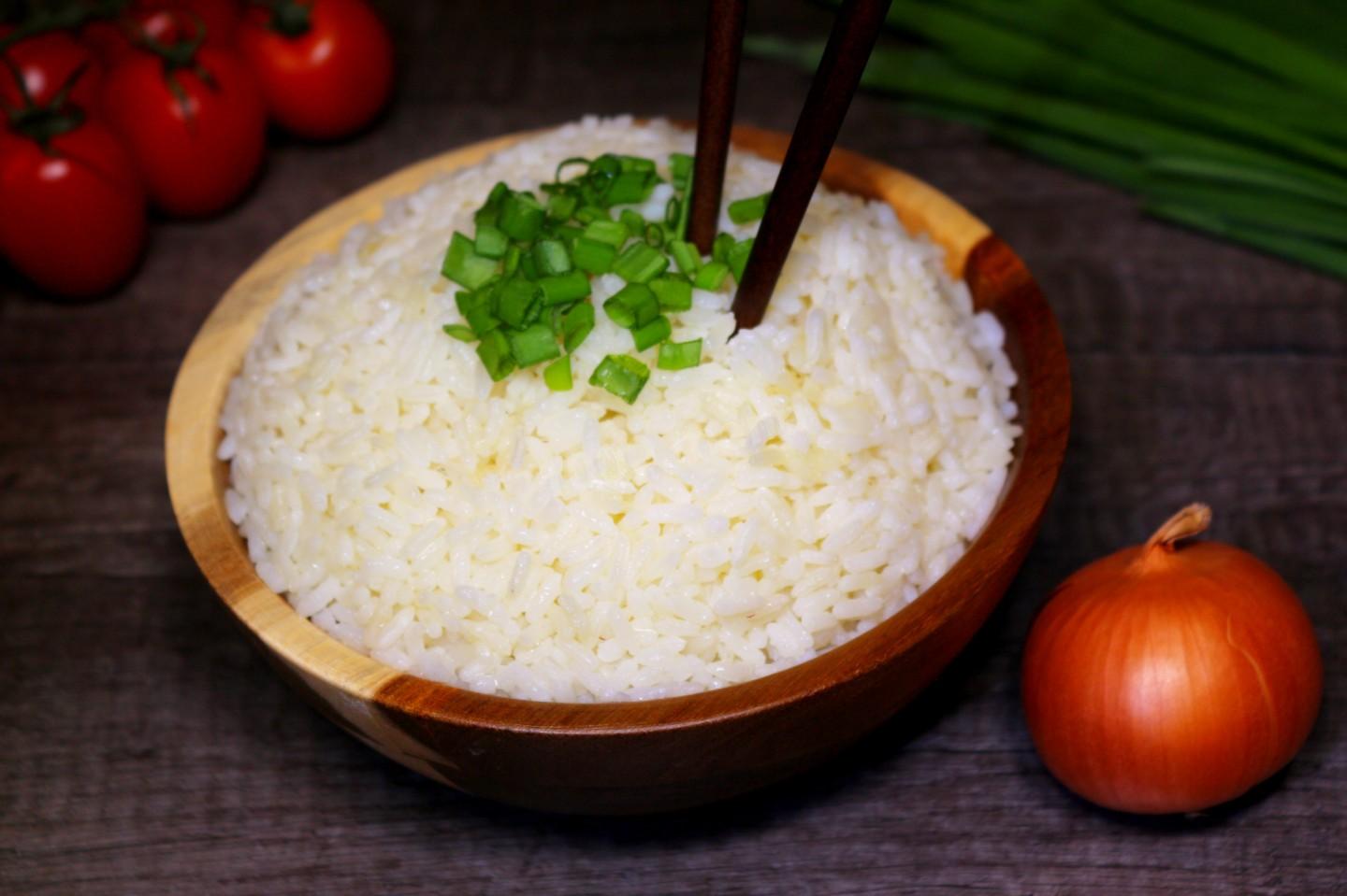 Рис со сливочным маслом рецепт. Рис припущенный. Рис припущенный с овощами. Отварной рис на гарнир. Рис с зеленым луком.